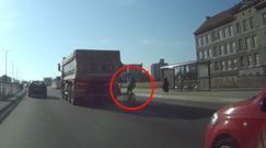 Szaleńcza jazda rowerzysty. Niepokojące nagranie kierowcy z Gdańska