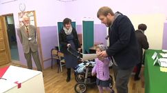 Zandberg w lokalu wyborczym z żoną i dziećmi