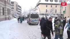 Tłumy turystów na Krupówkach w Zakopanem. Gdzie śpią? "U cioci, rodzina nas przygarnęła"