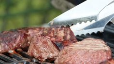 Jak wybrać dobre mięso na grilla? Pakowane porcje są bezpieczniejsze