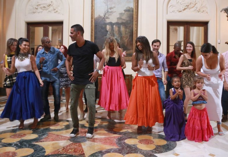 Kardashianki uczą się salsy na Kubie