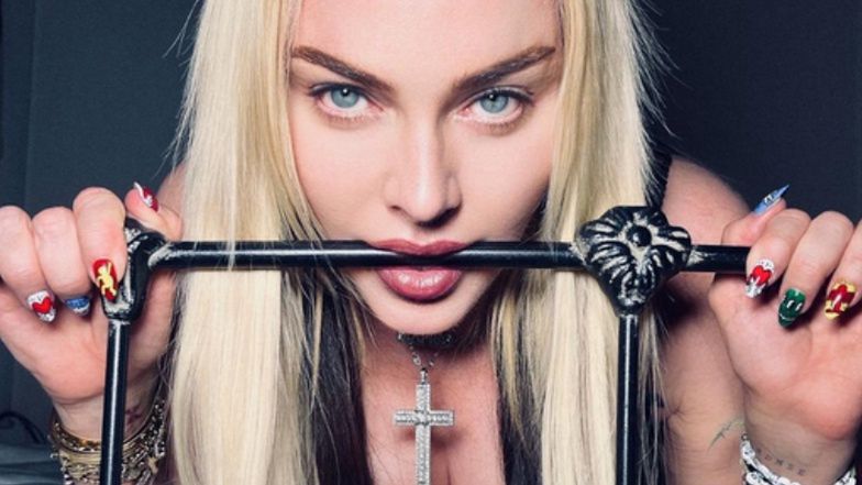 63-letnia Madonna WYPINA PUPĘ I OBNAŻA PIERSI w sesji w pościeli  (ZDJĘCIA)