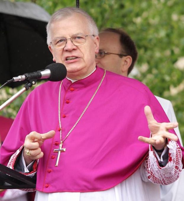 Arcybiskup BRONI PEDOFILÓW: "Dziecko LGNIE i jeszcze DRUGIEGO CZŁOWIEKA WCIĄGA!"