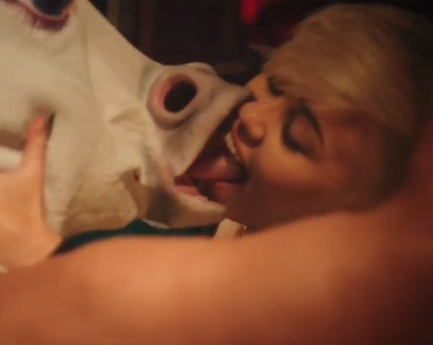 Miley całuje się z koniem!