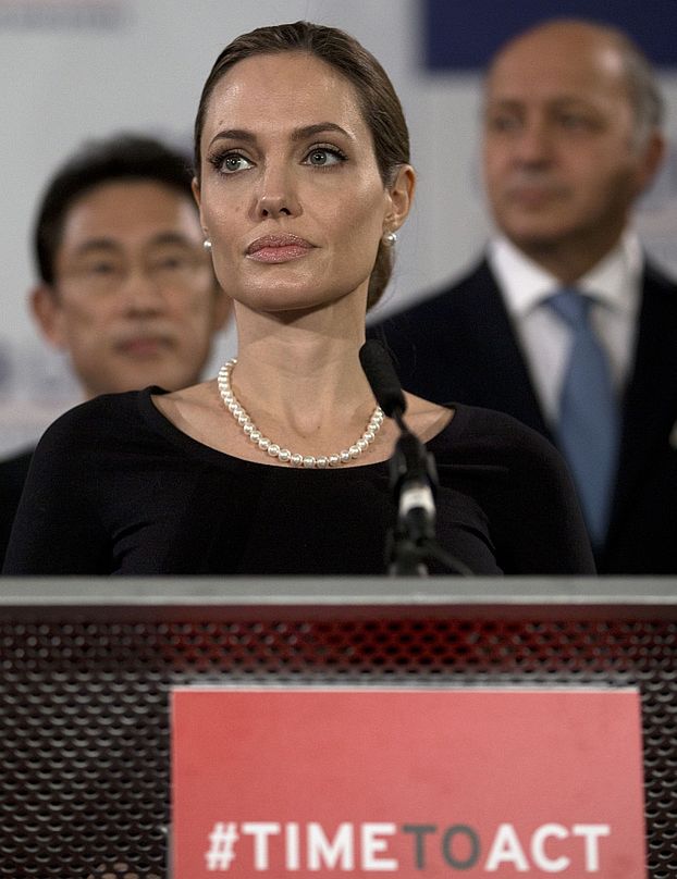 Z OSTATNIEJ CHWILI: Angelina Jolie USUNĘŁA OBIE PIERSI!