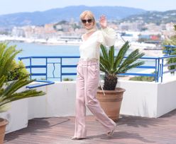 Zadowolona Grażyna Torbicka macha Kurskiemu z tarasu w Cannes (ZDJĘCIA)
