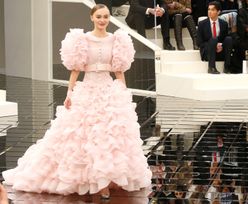 Córka Johnny'ego Deppa w sukni ślubnej na wybiegu Chanel (ZDJĘCIA)