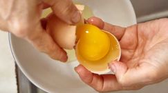 Dziś Światowy Dzień Jaja. Zobacz, jak w prosty sposób oddzielić białko od żółtka