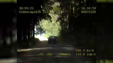 Pościg policji za pijanym kierowcą w lesie. Nagranie z radiowozu
