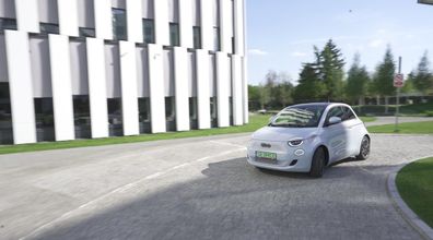 Test wideo: Fiat 500 - elektryczny maluch głównie do miasta