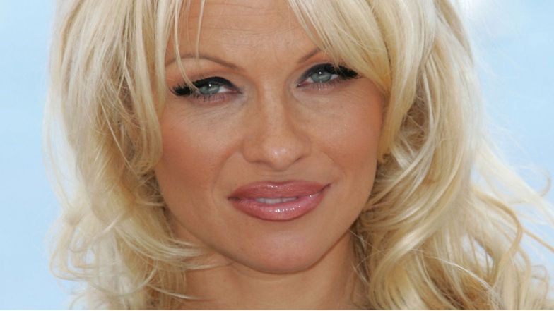 54-letnia Pamela Anderson BEZ MAKIJAŻU popija kawkę na ulicy (ZDJĘCIA)