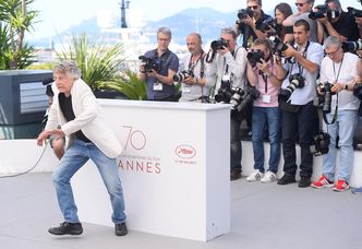 Roman Polański stroi miny i próbuje robić "jaskółkę" w Cannes (ZDJĘCIA)