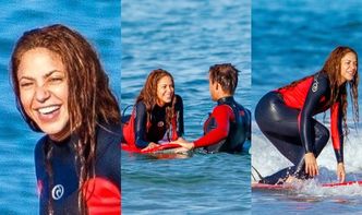 Uśmiechnięta Shakira uczy się surfingu z synami pod okiem przystojnego instruktora (ZDJĘCIA)