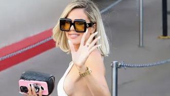 Frywolna Khloe Kardashian mknie na spotkanie w niebezpiecznie wyciętym kombinezonie, omal nie uwalniając piersi przed paparazzi (ZDJĘCIA)