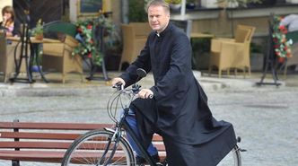 Artur Żmijewski odejdzie z "Ojca Mateusza"? "Zostanie odsunięty przez biskupa"