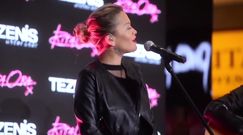 Rita Ora śpiewa w centrum handlowym