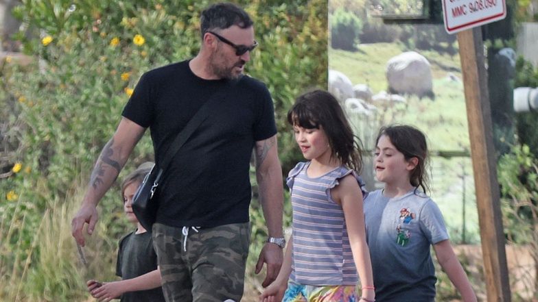Były mąż Megan Fox spaceruje po Malibu z trzema synami (ZDJĘCIA)