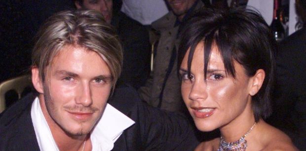 Victoria Beckham celebruje 23. rocznicę ślubu z Davidem i udowadnia, że ZDARZA JEJ SIĘ UŚMIECHAĆ (FOTO)