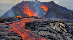 Wycieczki do wybuchającego wulkanu. Niezwykłe nagrania erupcji na Islandii