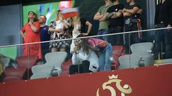 Znudzona Marina Szczęsna tuli i całuje Wojtka podczas meczu Polska-Izrael