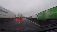 Koronawirus. Ciężarówki stoją na autostradzie w Wielkiej Brytanii
