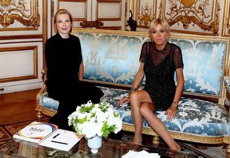 Wystylizowana Brigitte Macron cieszy się z prezentu od pierwszej damy Kolumbii (ZDJĘCIA)