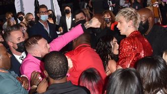 MTV VMA. Machine Gun Kelly i Conor McGregor SZARPALI SIĘ na czerwonym dywanie! (WIDEO)