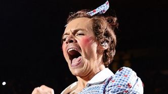 Harry Styles szaleje na scenie w SUKIENCE. Przebrał się za Dorotkę z "Czarnoksiężnika z Oz" (ZDJĘCIA)
