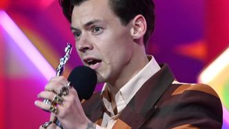 Brit Awards 2021. Harry Styles pozuje w garniturze Gucci i z TOREBKĄ w dłoni (ZDJĘCIA)