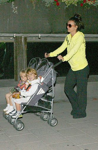 Britney z synami i facetem na spacerze