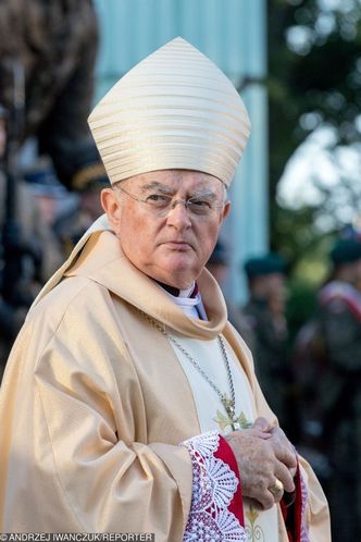 Arcybiskup Hoser chce zmusić do rodzenia chorych dzieci. "Z tym aktem Polska wyciągnie się z zacofania"
