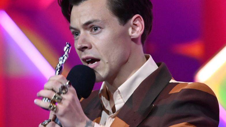 Brit Awards 2021. Harry Styles pozuje w garniturze Gucci i z TOREBKĄ w dłoni (ZDJĘCIA)