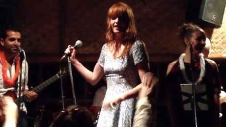 "Zmęczona" Florence śpiewa "Get Lucky"!