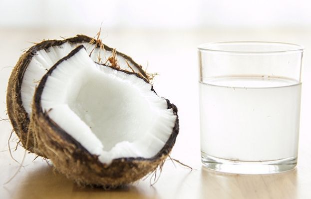 Woda kokosowa – czy warto ją pić?