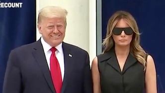 Donald Trump poprosił Melanię, by uśmiechnęła się do zdjęcia. Nie udało się... (WIDEO)