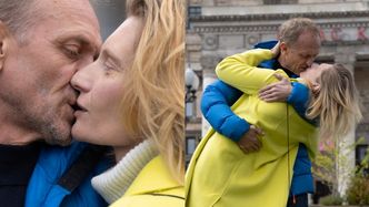 Ubrani w barwy Ukrainy Andrzej Chyra i Agata Buzek NAMIĘTNIE CAŁUJĄ SIĘ przed Pałacem Kultury (ZDJĘCIA)