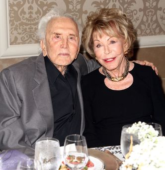Żona 100-letniego Kirka Douglasa: "Miał więcej kochanek niż ja kochanków. Wiedziałam, że kocha tylko mnie"