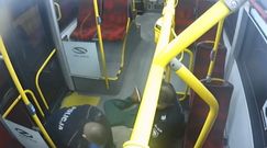 Policjant uratował życie mężczyzny. Nagranie reanimacji w autobusie miejskim w Warszawie