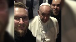 Selfie z papieżem. Studenci zaskoczyli Franciszka w trakcie pielgrzymki do Grecji
