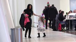 Iwona Węgrowska bawi się z córką na ustawce w centrum handlowym