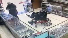 Niepełnosprawny napadł na sklep. Broń trzymał nogami