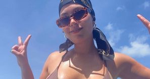 Mery Spolsky pręży się w skąpym bikini na rajskiej plaży. Fani pieją z zachwytu: "Jesteś tak NIEIDEALNIE IDEALNA" (ZDJĘCIA)