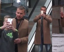 Woliński w TVP robi sobie selfie na schodach
