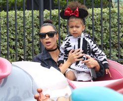 Kim bawi się z córką w Disneylandzie! (ZDJĘCIA)