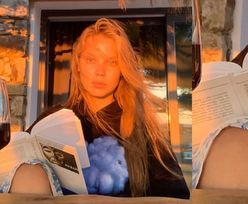 Muśnięta zachodzącym słońcem Iga Lis pozuje z książką Ryszarda Kapuścińskiego i lampką czerwonego wina (FOTO)