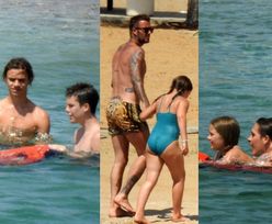 Ubrany w kąpielówki za prawie 2 TYSIĄCE ZŁOTYCH David Beckham pluska się z dziećmi podczas kolejnych wakacji (ZDJĘCIA)