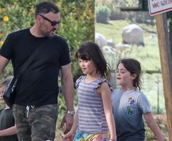 Były mąż Megan Fox spaceruje po Malibu z trzema synami (ZDJĘCIA)