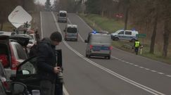 Dodatkowe jednostki policji, straży pożarnej i wojska w drodze na granicę z Białorusią. Nagranie z okolic Kuźnicy
