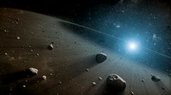 Naukowcy odkryli dwie czerwone skały ze "złożoną materią organiczną” w pasie asteroid. Zdaniem badaczy, nie powinno ich tam być