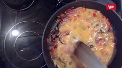 Omlet z prosciutto, pieczarkami i papryką